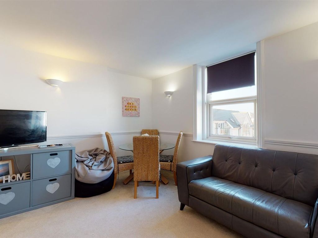 2 bed flat to rent in Sussex Gardens, Sussex Court Sussex Gardens CT8, £850 pcm