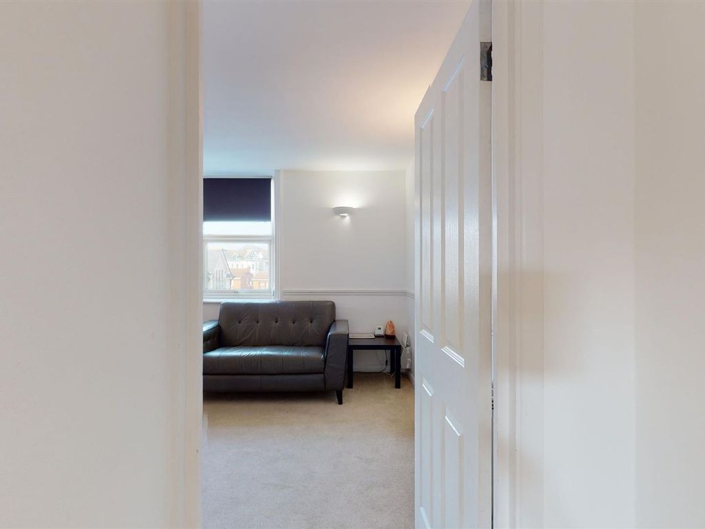 2 bed flat to rent in Sussex Gardens, Sussex Court Sussex Gardens CT8, £850 pcm