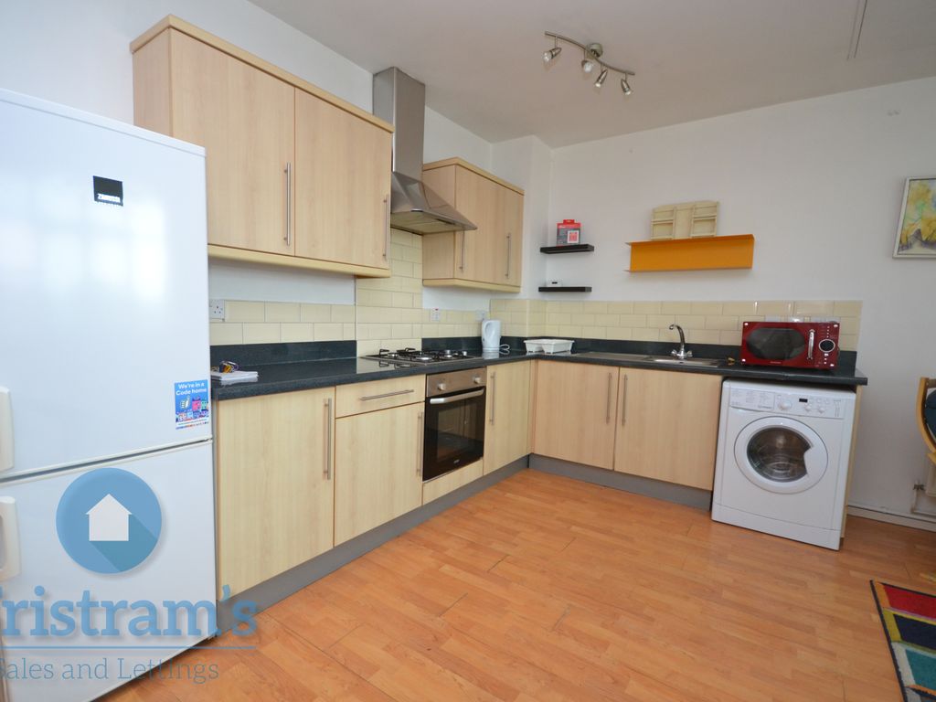 2 bed flat to rent in Portland Road, Nottingham NG7, £1,200 pcm