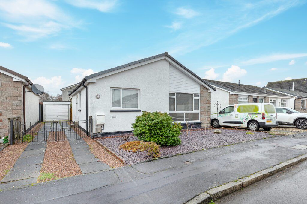 3 bed detached bungalow for sale in Fraser Place, Causewayhead FK9, £225,000
