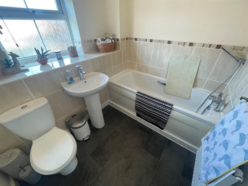 4 bed property for sale in Cartwright Way, Beeston, Nottingham NG9, £350,000