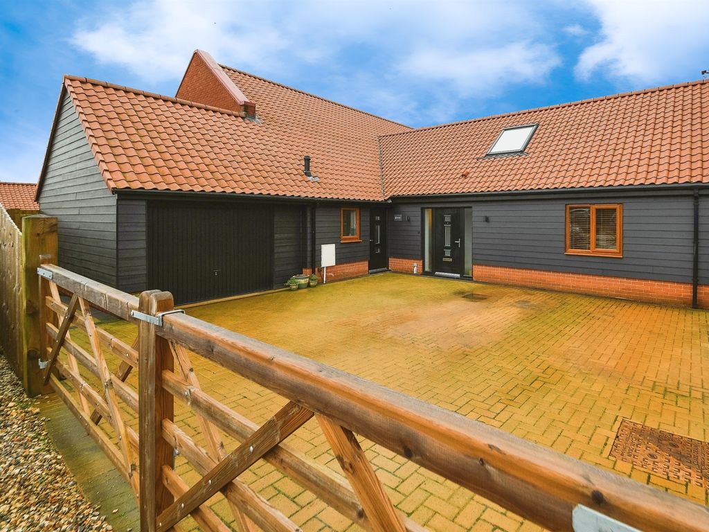 3 bed bungalow for sale in Crown Court, Middleton, King's Lynn PE32, £395,000