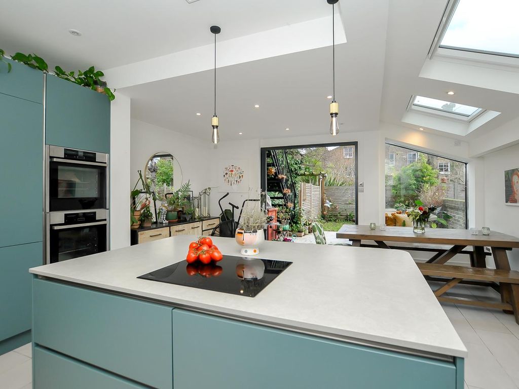 3 bed flat for sale in Benthal Road, London N16, £900,000