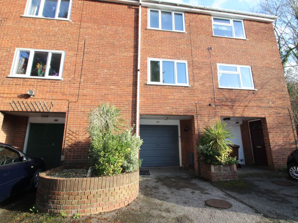 2 bed town house to rent in Beacon Road, Chatham ME5, £1,400 pcm