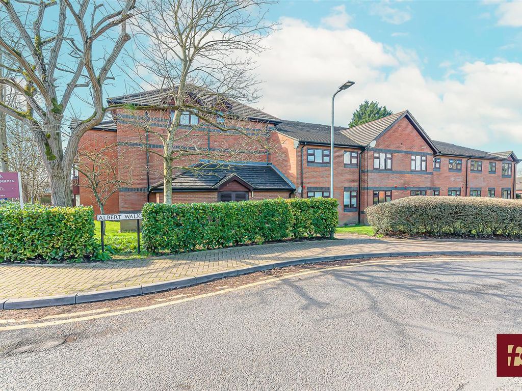 2 bed flat for sale in Emerson Court, Albert Walk, Crowthorne RG45, £122,500