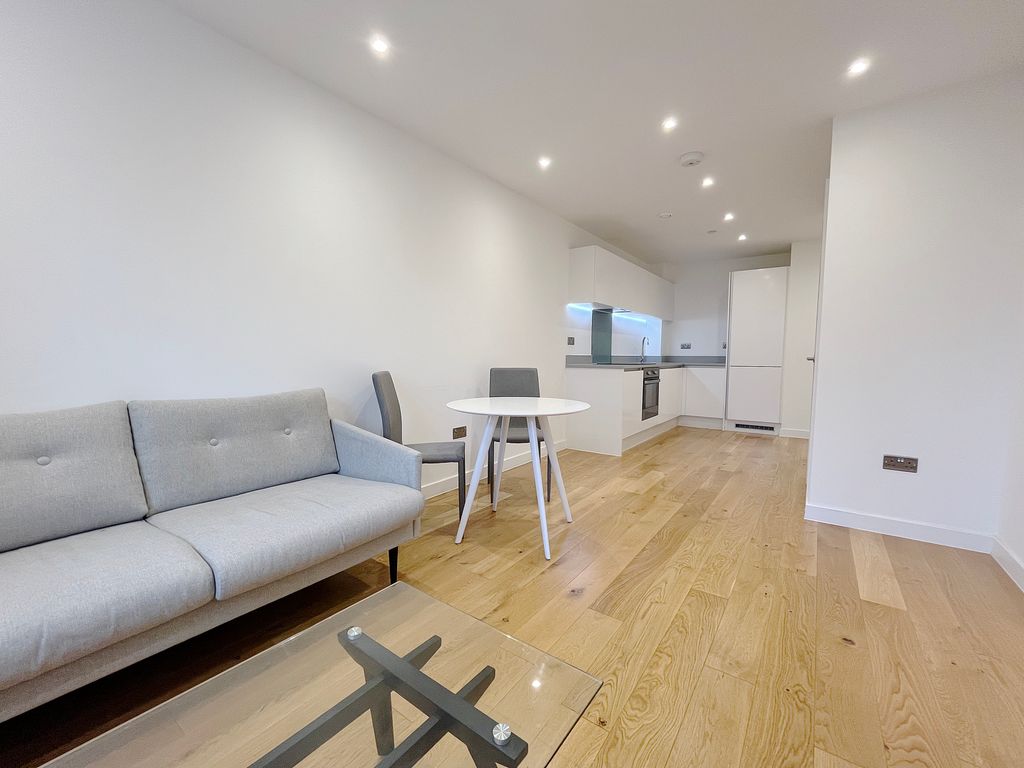 1 bed flat to rent in Dolphin Bridge House, Rockingham Road, Uxbridge UB8, £1,350 pcm