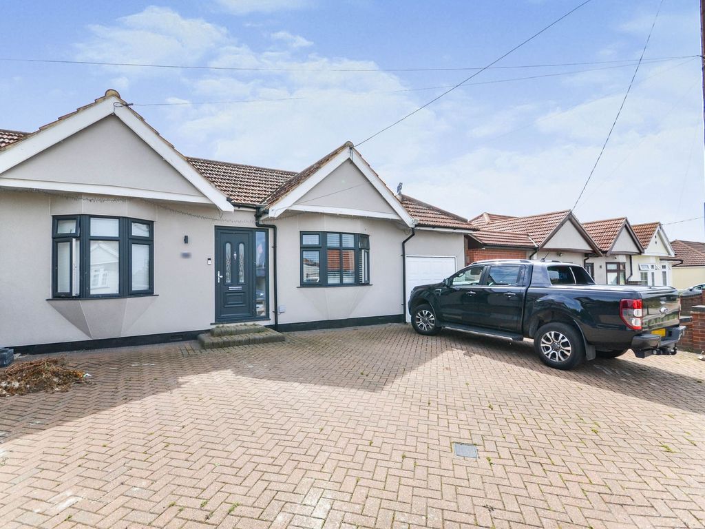 5 bed property for sale in Central Avenue, Corringham SS17, £550,000