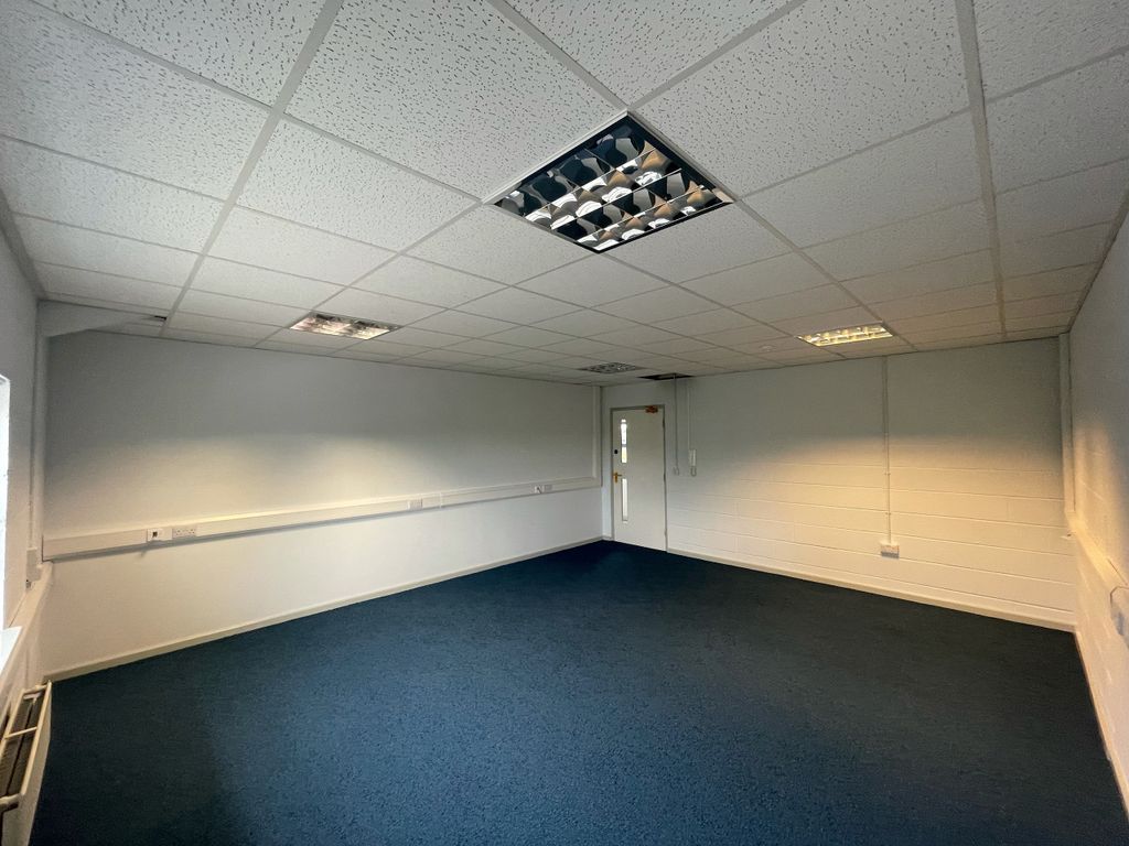 Office to let in Zeals Garth, Hull HU7, £5,040 pa