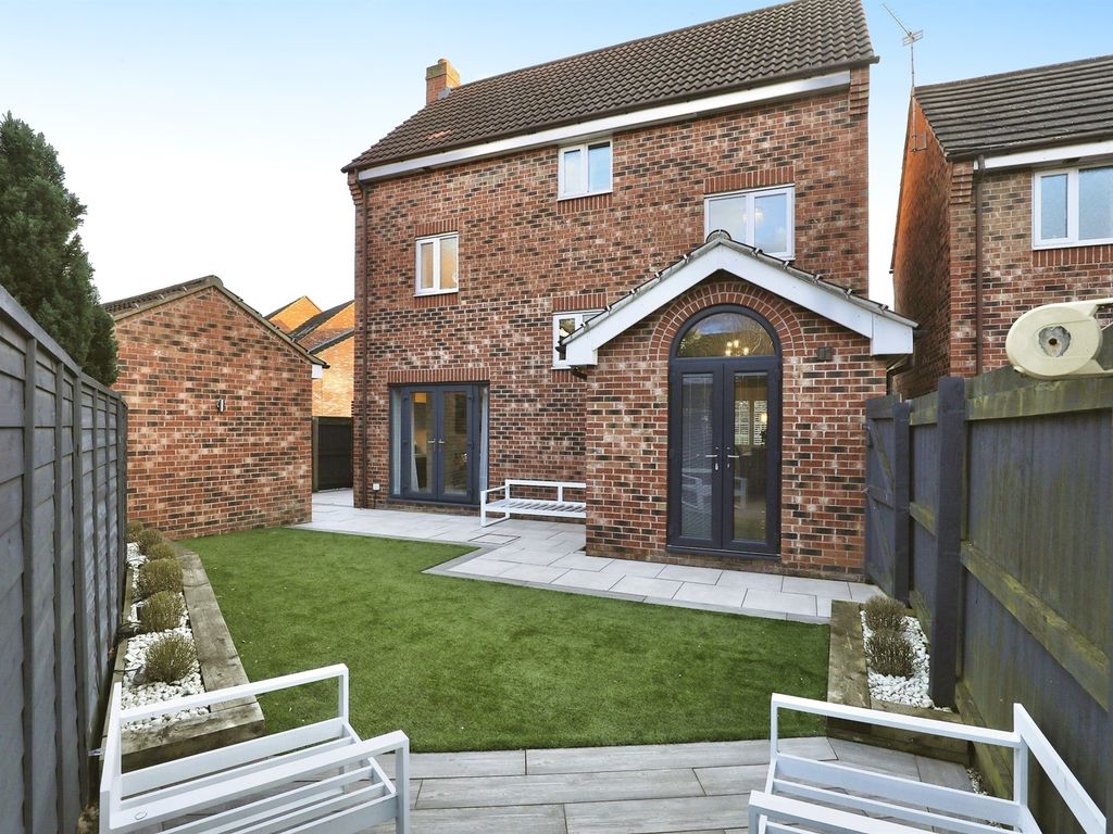 5 bed detached house for sale in Sunflower Gardens, Bessacarr, Doncaster DN4, £350,000