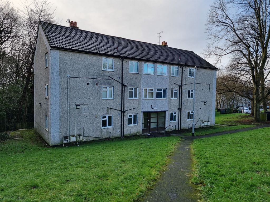 2 bed flat for sale in Silk Mill Drive, Horsforth, Leeds LS16, £80,000