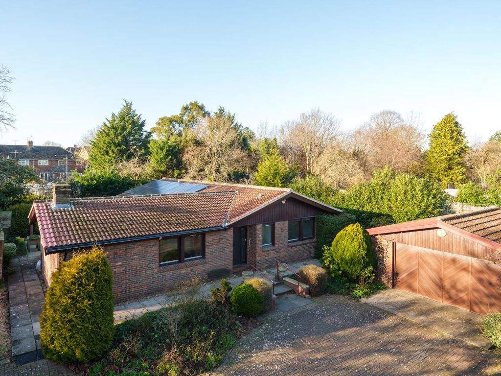 4 bed detached bungalow for sale in Kimbolton Road, Bedford MK41, £775,000