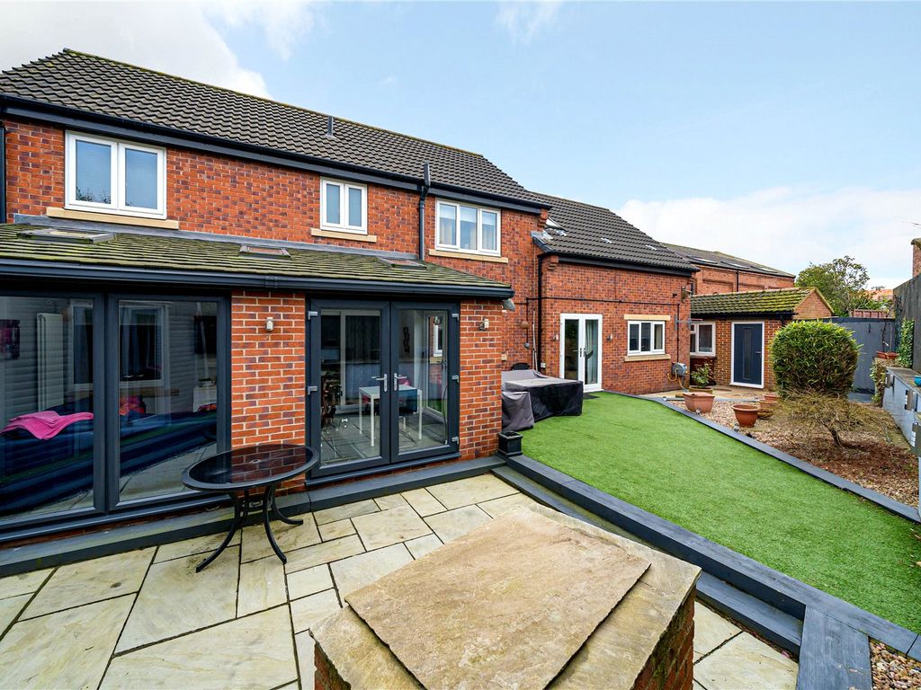 5 bed detached house for sale in Primitive Street, Carlton, Wakefield, West Yorkshire WF3, £550,000