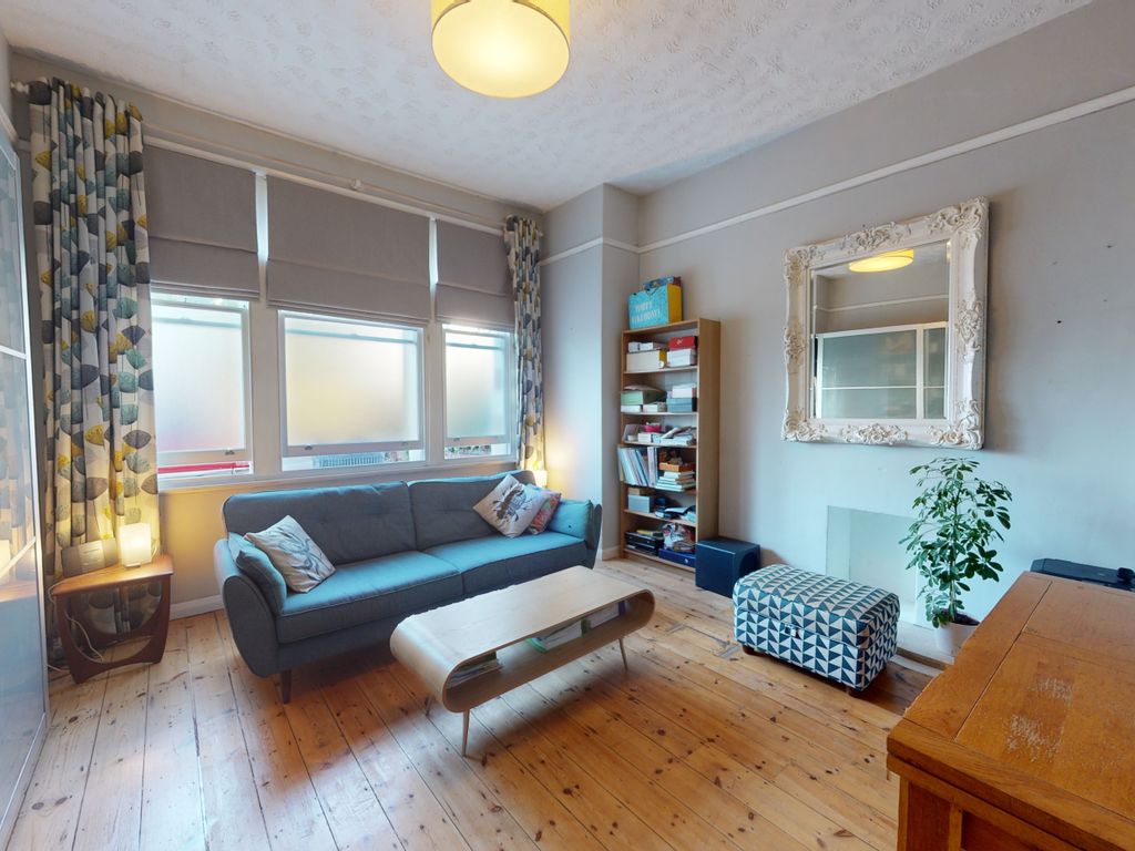 2 bed flat for sale in Silverdale, London SE26, £425,000