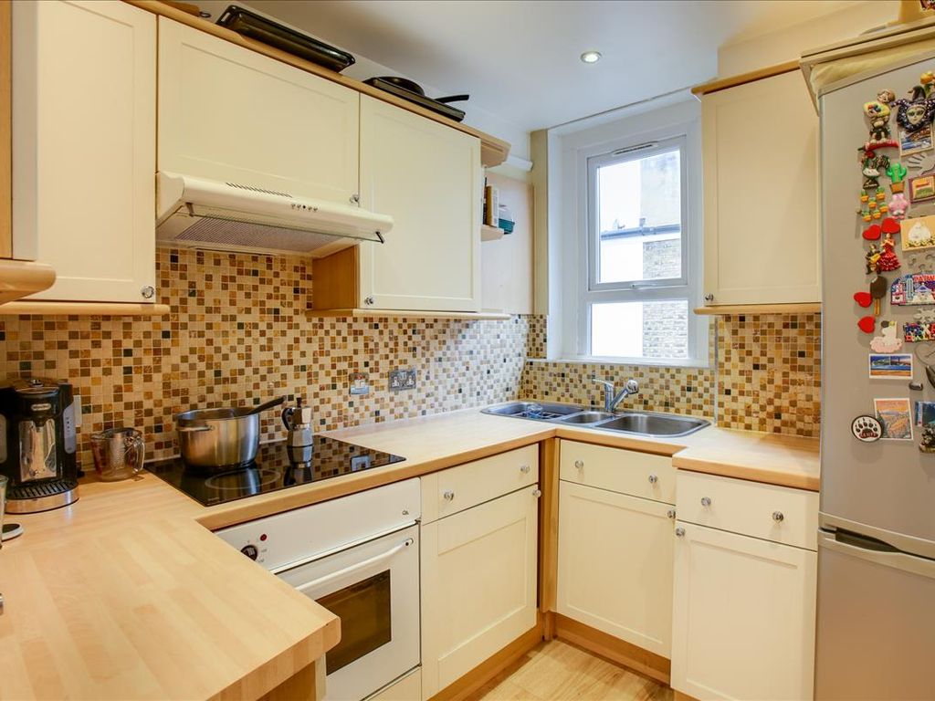 3 bed flat to rent in Whitehall Gardens, Acton W3, £2,950 pcm