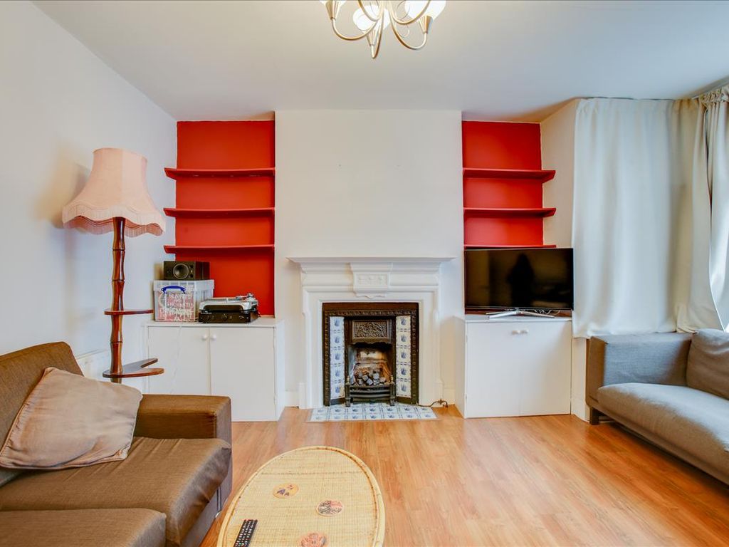 3 bed flat to rent in Whitehall Gardens, Acton W3, £2,950 pcm