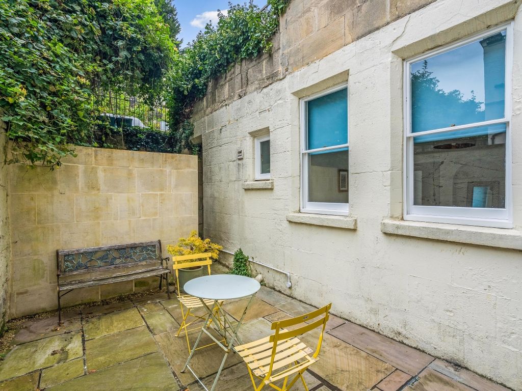 2 bed flat to rent in Vineyards, Bath BA1, £1,695 pcm