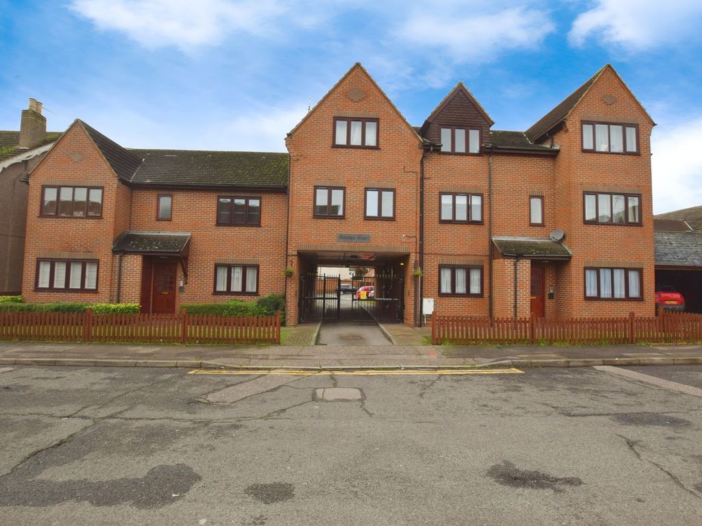 1 bed flat for sale in Runnymede Road, Rosslyn Court SS17, £190,000