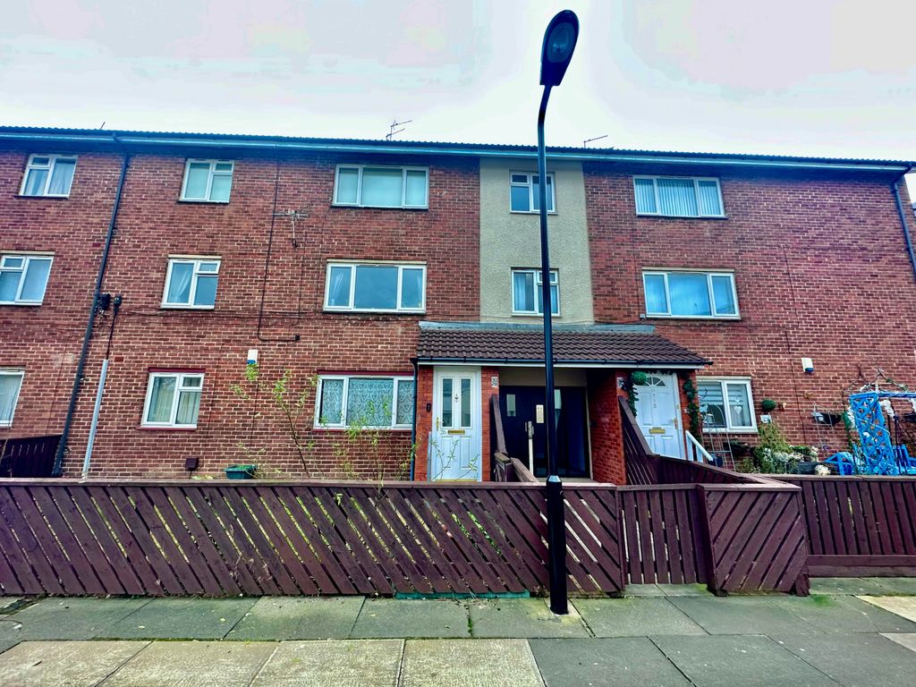 2 bed flat for sale in Camsey Close, Longbenton NE12, £90,000