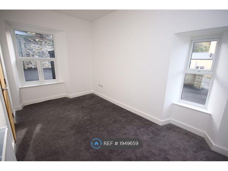 1 bed flat to rent in Fernbrook Road, Penmaenmawr LL34, £750 pcm