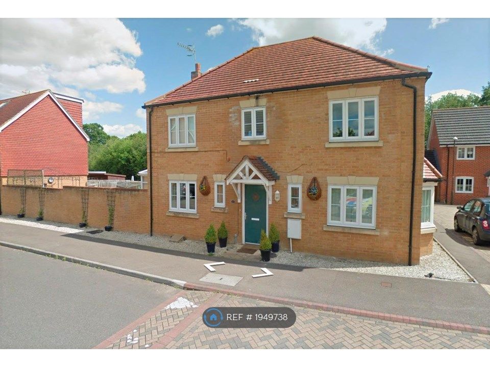 4 bed detached house to rent in Lucas Close, Maidenbower, Crawley RH10, £2,850 pcm