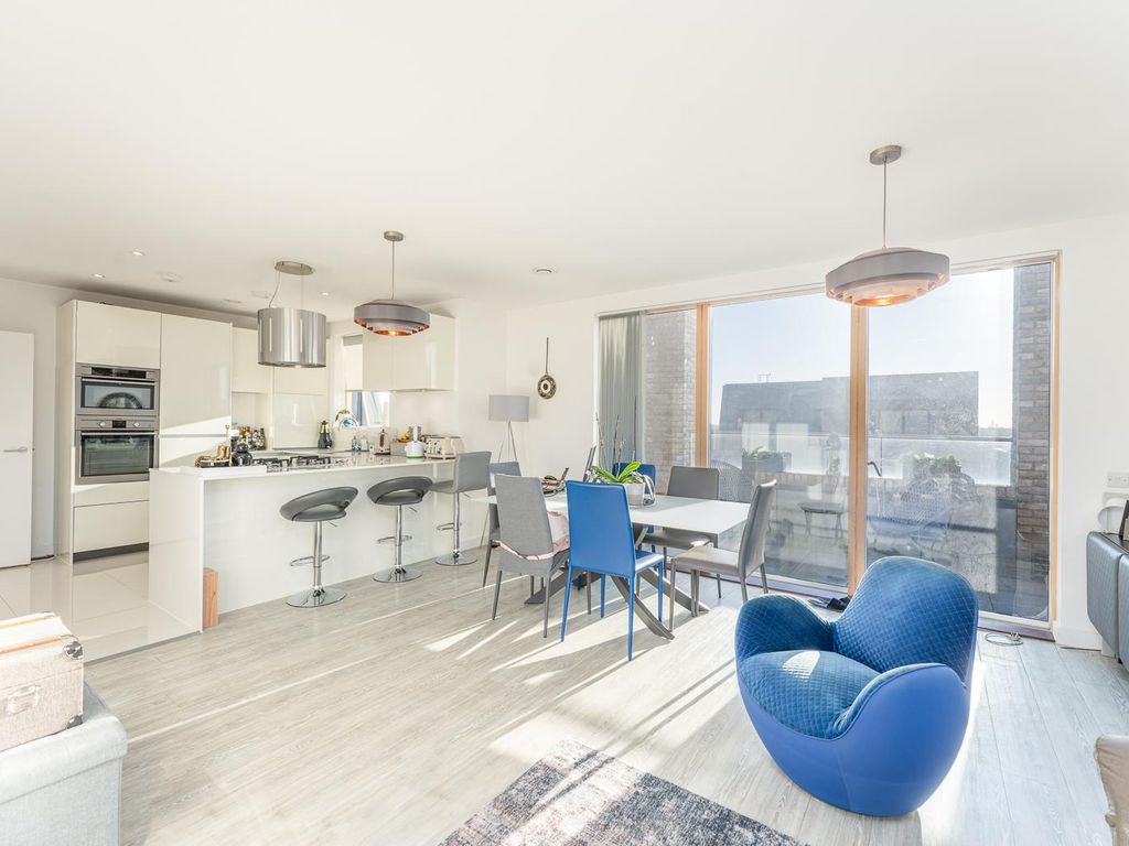 2 bed flat for sale in Regiment Hill, Millbrook Park NW7, £620,000