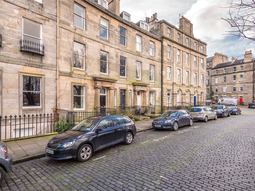 2 bed flat to rent in Royal Crescent, Edinburgh EH3, £2,000 pcm