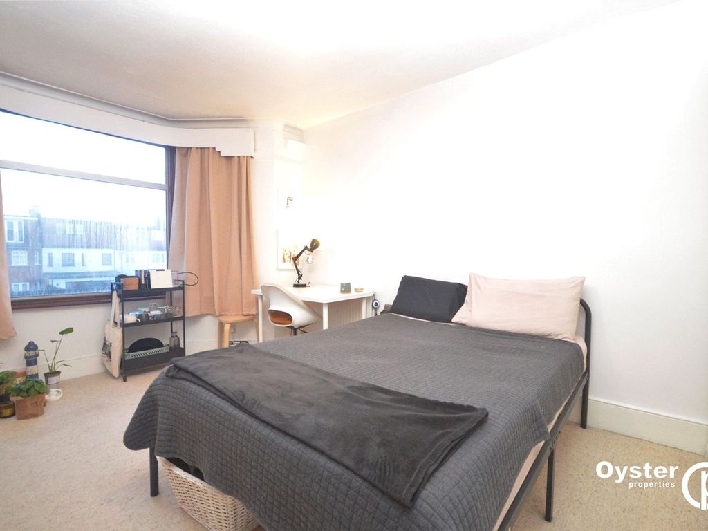 Room to rent in Berkshire Gardens, London N13, £750 pcm