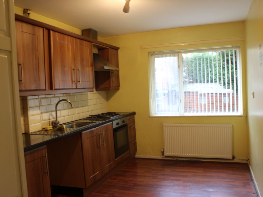 4 bed semi-detached house to rent in Parkway, Bradford BD5, £850 pcm