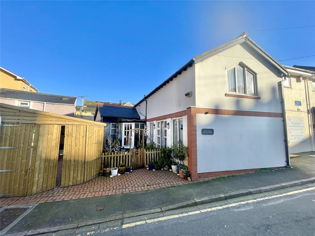 2 bed end terrace house for sale in Castle Street, Aberystwyth, Ceredigion SY23, £350,000