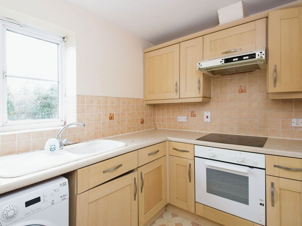 2 bed flat for sale in Marathon Way, London SE28, £225,000