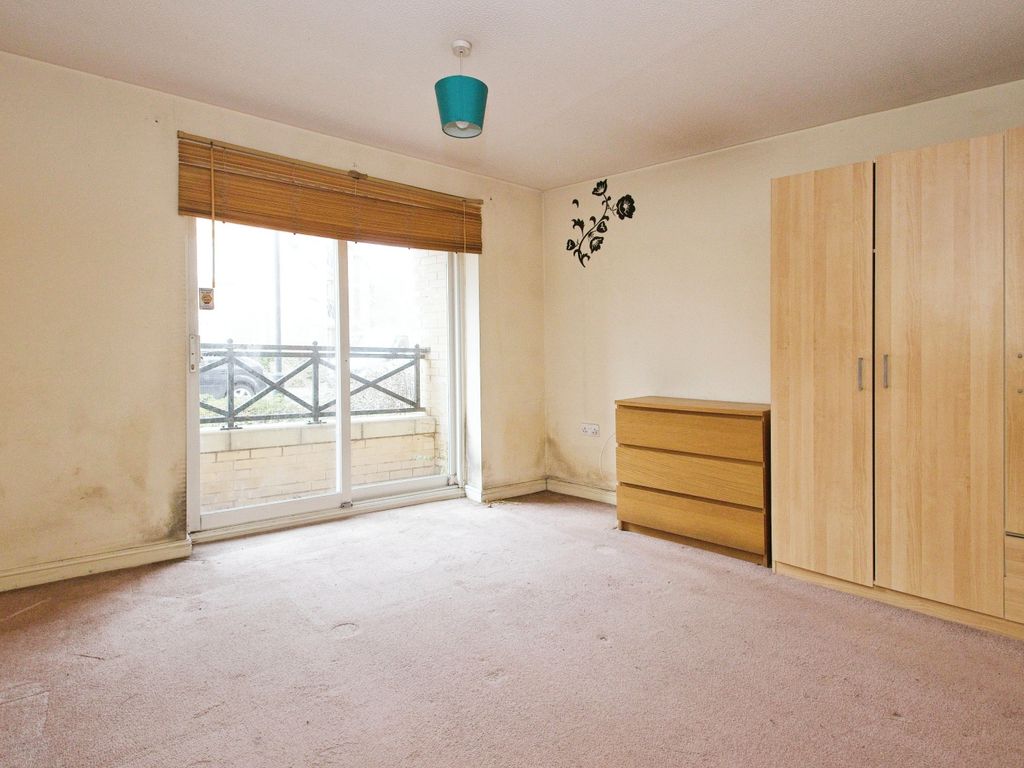 2 bed flat for sale in Marathon Way, London SE28, £225,000