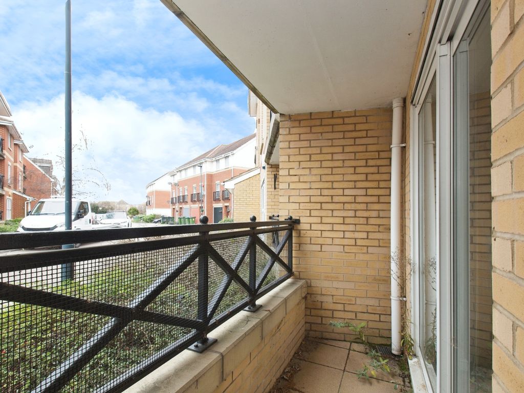 2 bed flat for sale in Marathon Way, London SE28, £225,000