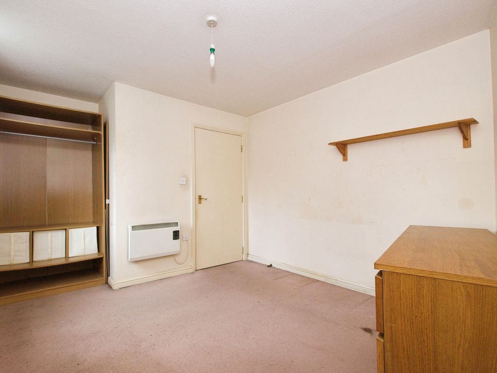 2 bed flat for sale in Marathon Way, London SE28, £225,000