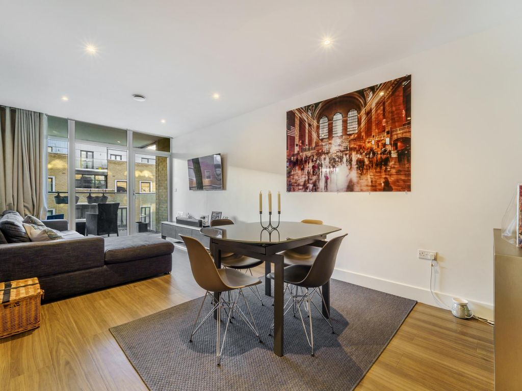 2 bed flat for sale in Boulogne House, Frazer Nash Close TW7, £465,000