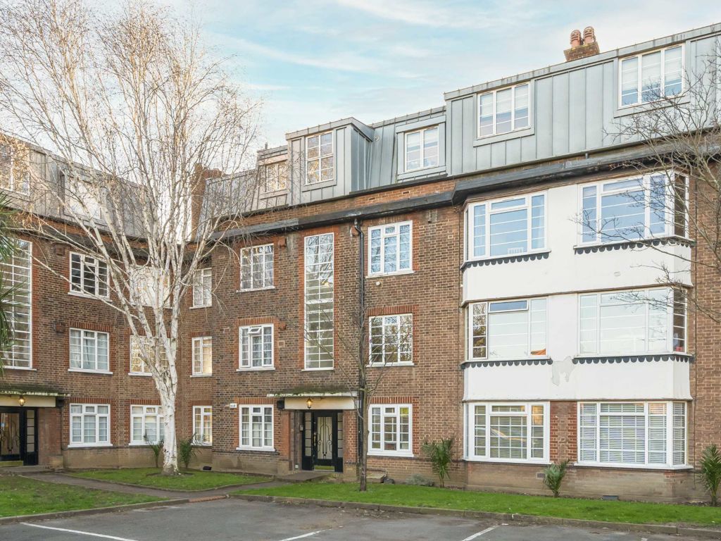 2 bed flat for sale in Manor Court, Manor Gardens, London W3, £449,000