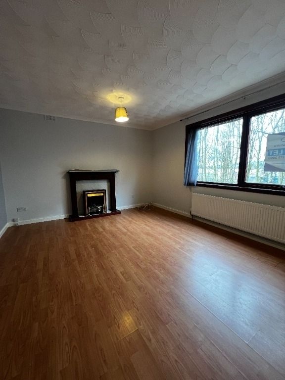 3 bed flat to rent in Backbrae Street, Kilsyth, North Lanarkshire G65, £695 pcm