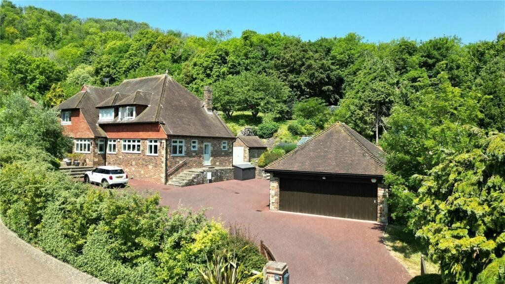 5 bed detached house to rent in The Combe, Eastbourne BN20, £3,250 pcm