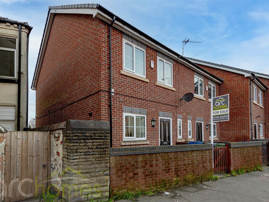 3 bed property for sale in Westleigh Lane, Leigh WN7, £170,000