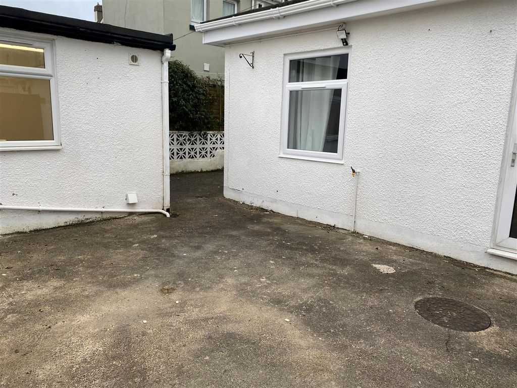 Room to rent in Windsor Road, Torquay TQ1, £500 pcm