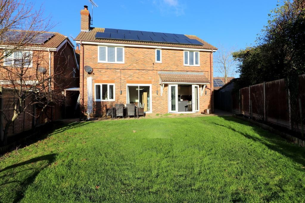 4 bed detached house for sale in Washbrook Close, Barton Le Clay, Bedfordshire MK45, £600,000
