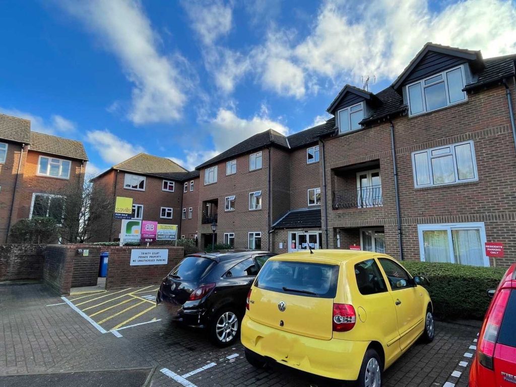 2 bed flat for sale in Trinity Court, Marlow SL7, £275,000