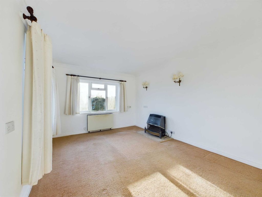 2 bed flat for sale in Trinity Court, Marlow SL7, £275,000