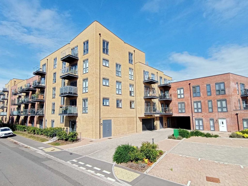 2 bed flat for sale in Frogmore Road, Apsley HP3, £400,000