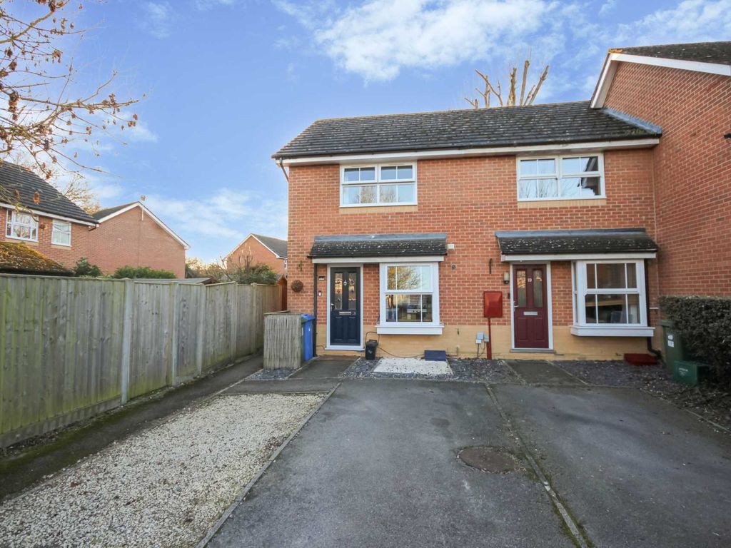 2 bed end terrace house for sale in Wallcroft Close, Binfield RG42, £375,000