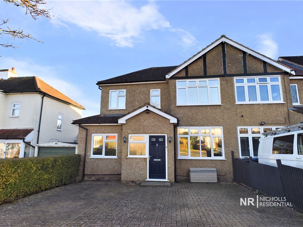 4 bed property for sale in Ashby Avenue, Chessington, Surrey. KT9, £585,000