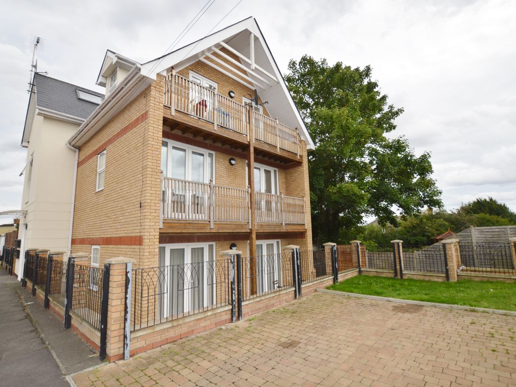 1 bed flat to rent in Benrek Close, Ilford IG6, £1,300 pcm