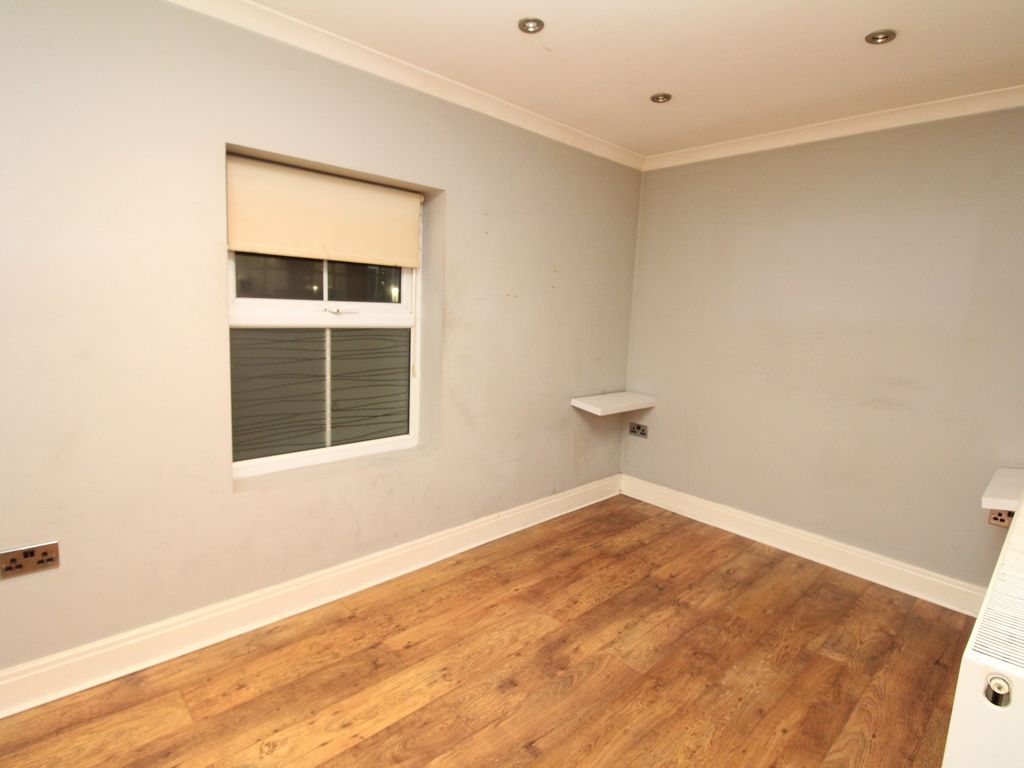 2 bed flat to rent in Eltham High Street, London SE9, £1,650 pcm