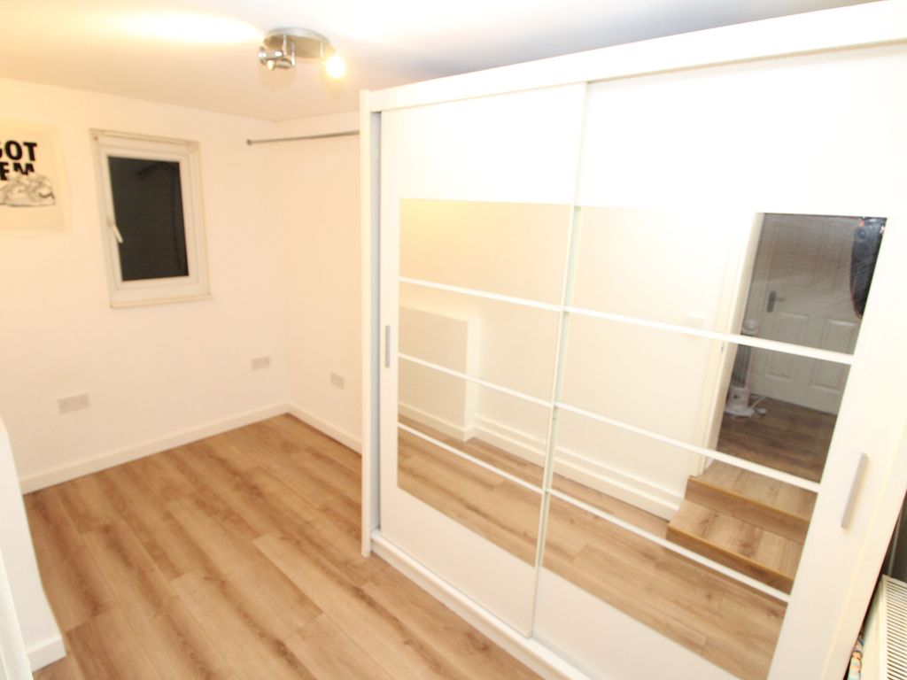 2 bed flat to rent in Eltham High Street, London SE9, £1,650 pcm