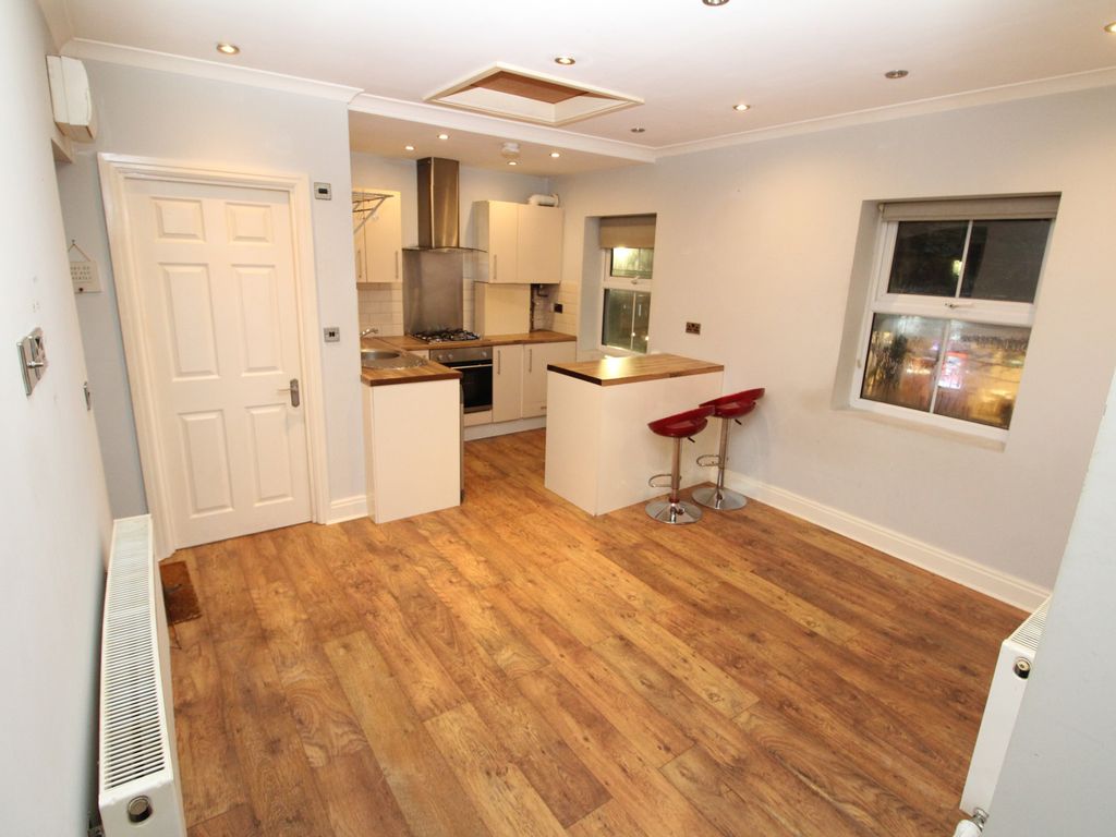 2 bed flat to rent in Eltham High Street, London SE9, £1,650 pcm