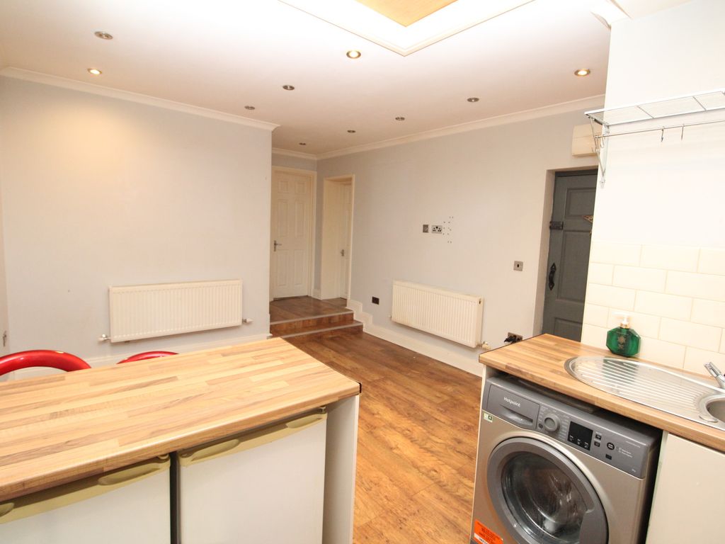 2 bed flat to rent in Eltham High Street, London SE9, £1,650 pcm